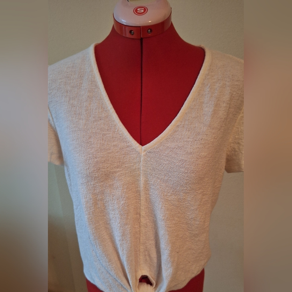 Nwot Texture & Thread Madwell Cream Top w knot at base Size M